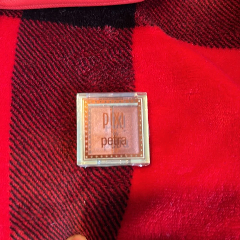 Gorgeous makeup bag with Gerardo colors perfect brows kit and sample eyeshadows! - Picture 6 of 10